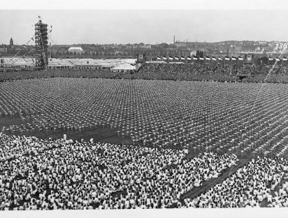 Démonstration de gymnastique de masse sur le terrain de fête dans le cadre de la cérémonie de clôture de la fête de la gymnastique. Deutsches Turnfest - Stuttgart, 1933 - Quelle: Stadtarchiv Stuttgart
