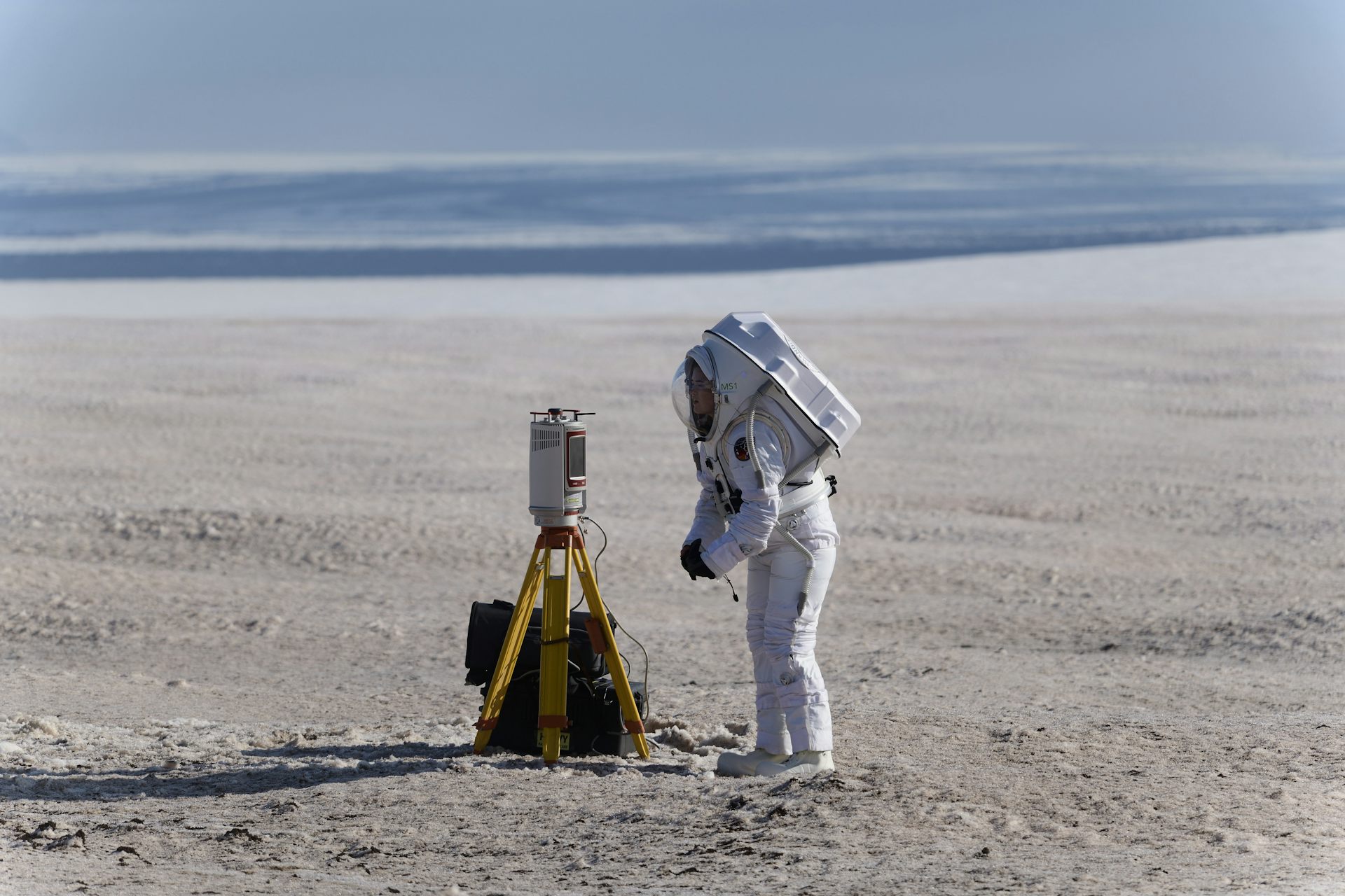 Une astronaute analogue manipulant un LIDAR (pour mesurer les distances) lors du test de la combinaison de simulation martienne MS-1 en Islande en 2021. © Benjamin Pothier