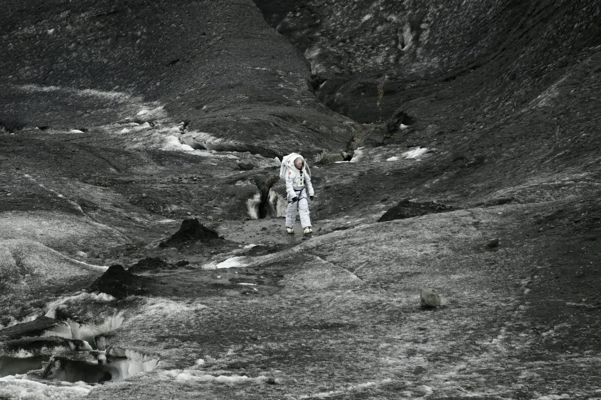 Une astronaute analogue lors du test de la combinaison de simulation martienne MS-1, en Islande en 2021. © Benjamin Pothier