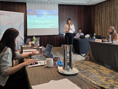 Sonia Chikh M'hamed presenting during the workshop "Decarbonizing the world for a better future", December 2024, Sinapore