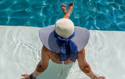 Une jeune femme au bord d'une piscine, illustration de l'article "TikTok et piscines à Dubaï : ces jeunes qui abandonnent l'école pour le « business en ligne »" avec la contribution de Fernanda Arreola, Les Echos