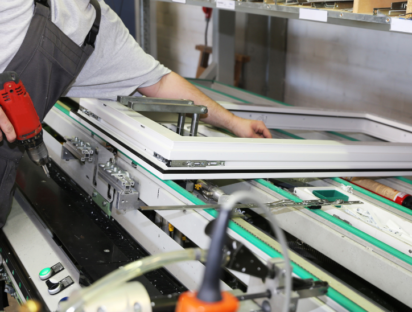 Photo de la production de fenêtres en aluminium et en PVC pour illustrer une étude de cas sur la concurrence déloyale dans le cadre d'une entreprise familiale de fabrication de fenêtres - Vincent Calvez, ESSCA